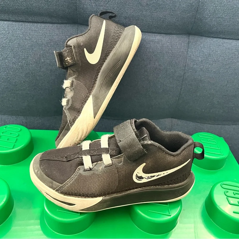 NIKE Kids Basketball Casual Sports Sneakers Shoes Boy Black White size 2Y